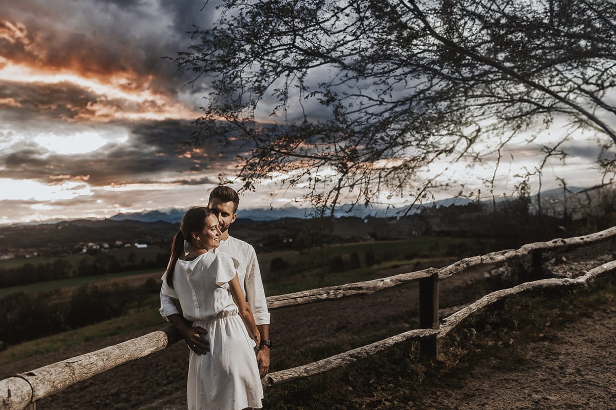 Prewedding spontaneo e poetico nel Monferrato a Mombello di Torino. Riccardo e Federica seduti davanti ad una staccionata. Foto con flash esterno