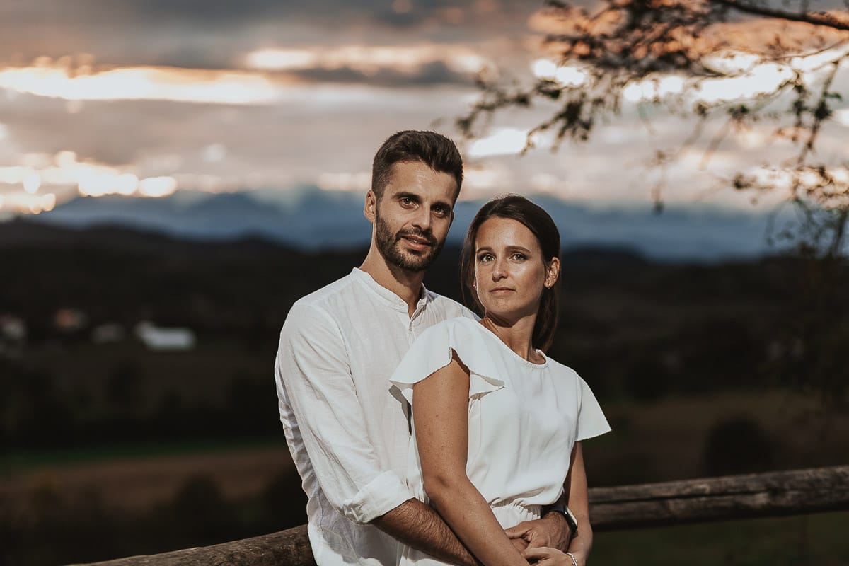 Prewedding spontaneo e poetico nel Monferrato a Mombello di Torino. Riccardo e Federica seduti davanti ad una staccionata. Foto con flash esterno