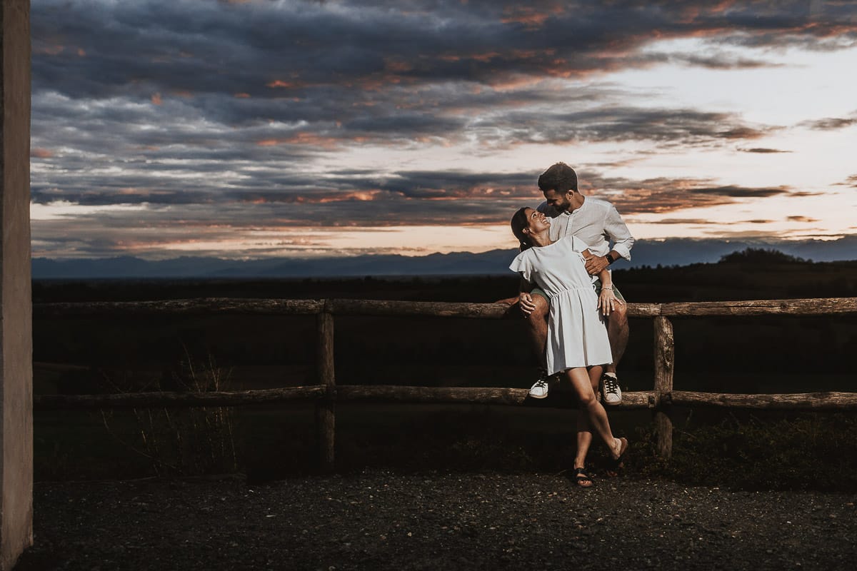 Prewedding spontaneo e poetico nel Monferrato a Mombello di Torino. Riccardo e Federica seduti davanti ad una staccionata. Foto con flash esterno