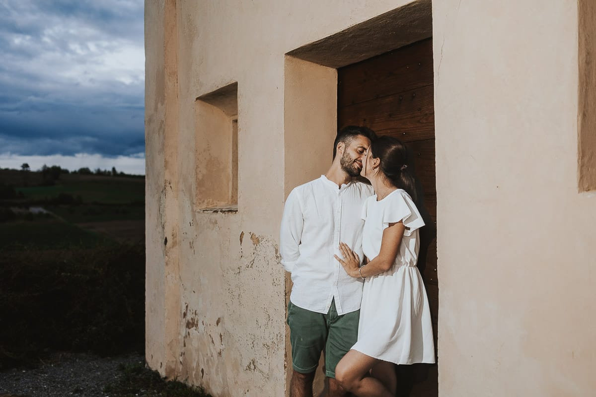 Prewedding spontaneo e poetico nel Monferrato a Mombello di Torino. Foto con flash esternono
