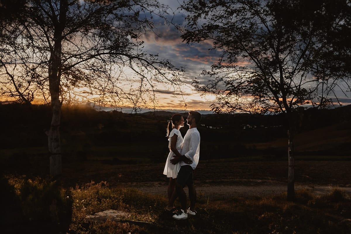 Prewedding spontaneo e poetico nel Monferrato a Mombello di Torino. Foto con flash esterno dietro la coppia