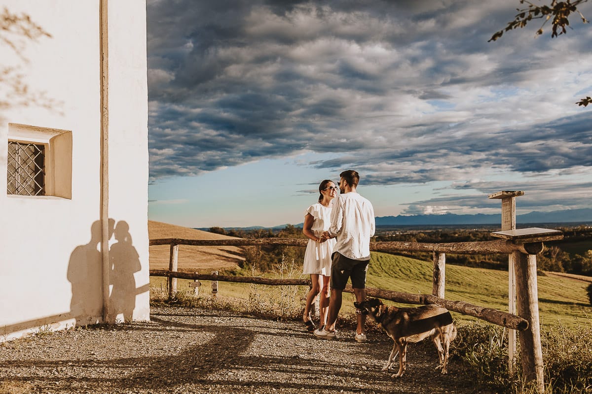 Prewedding spontaneo e poetico nel Monferrato a Mombello di Torino. Federica e Riccardo si guardano