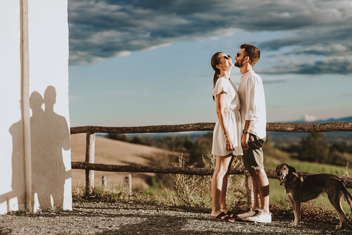 Prewedding spontaneo e poetico nel Monferrato a Mombello di Torino.