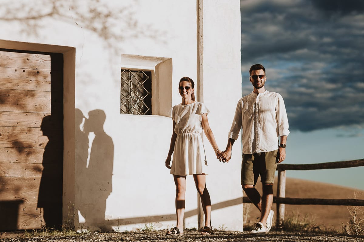 Prewedding spontaneo e poetico nel Monferrato a Mombello di Torino. Federica e Riccardo camminano tenendosi per mano.