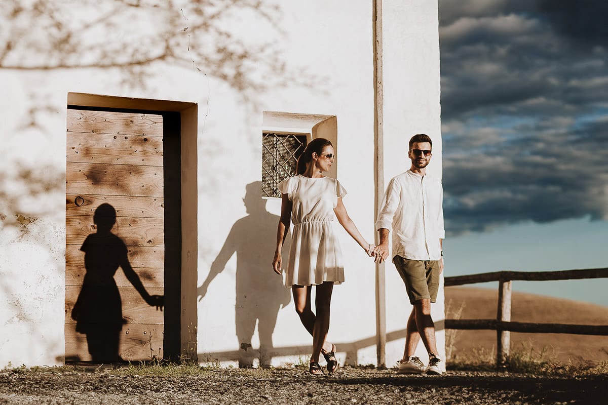 Prewedding spontaneo e poetico nel Monferrato a Mombello di Torino. Federica e Riccardo camminano tenendosi per mano.