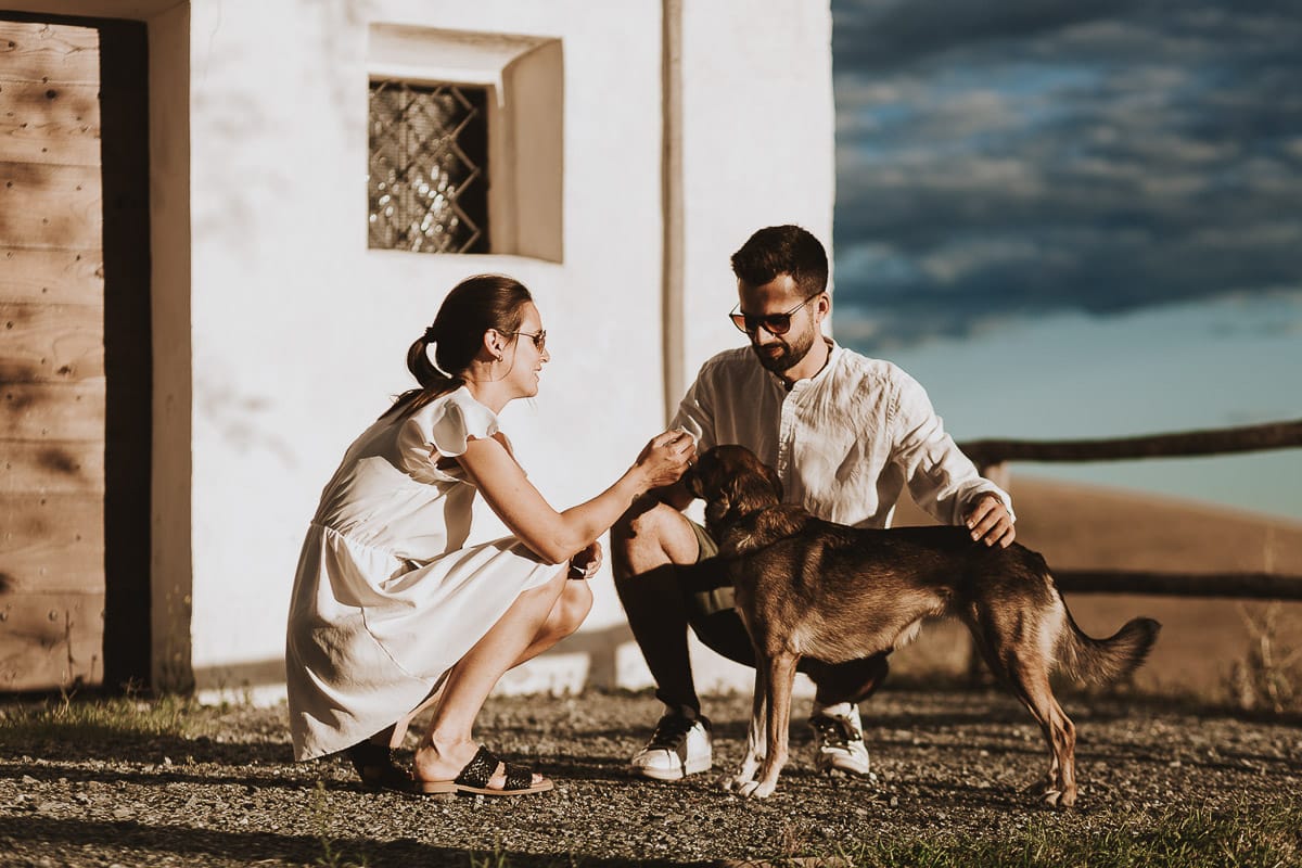 Prewedding spontaneo e poetico nel Monferrato a Mombello di Torino. Federica e Riccardo giocano con la loro cagnolina Macarena.