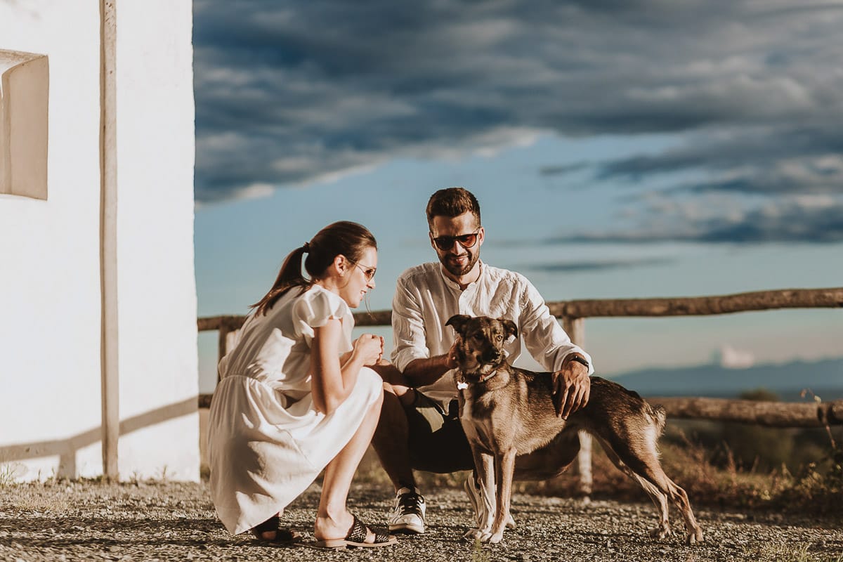 Prewedding spontaneo e poetico nel Monferrato a Mombello di Torino. Federica e Riccardo giocano con la loro cagnolina Macarena.