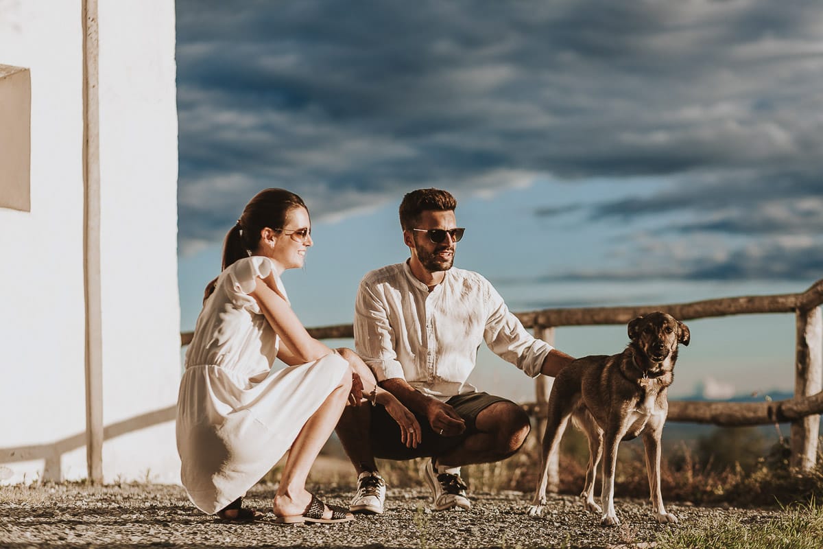 Prewedding spontaneo e poetico nel Monferrato a Mombello di Torino. Federica e Riccardo giocano con la loro cagnolina Macarena.
