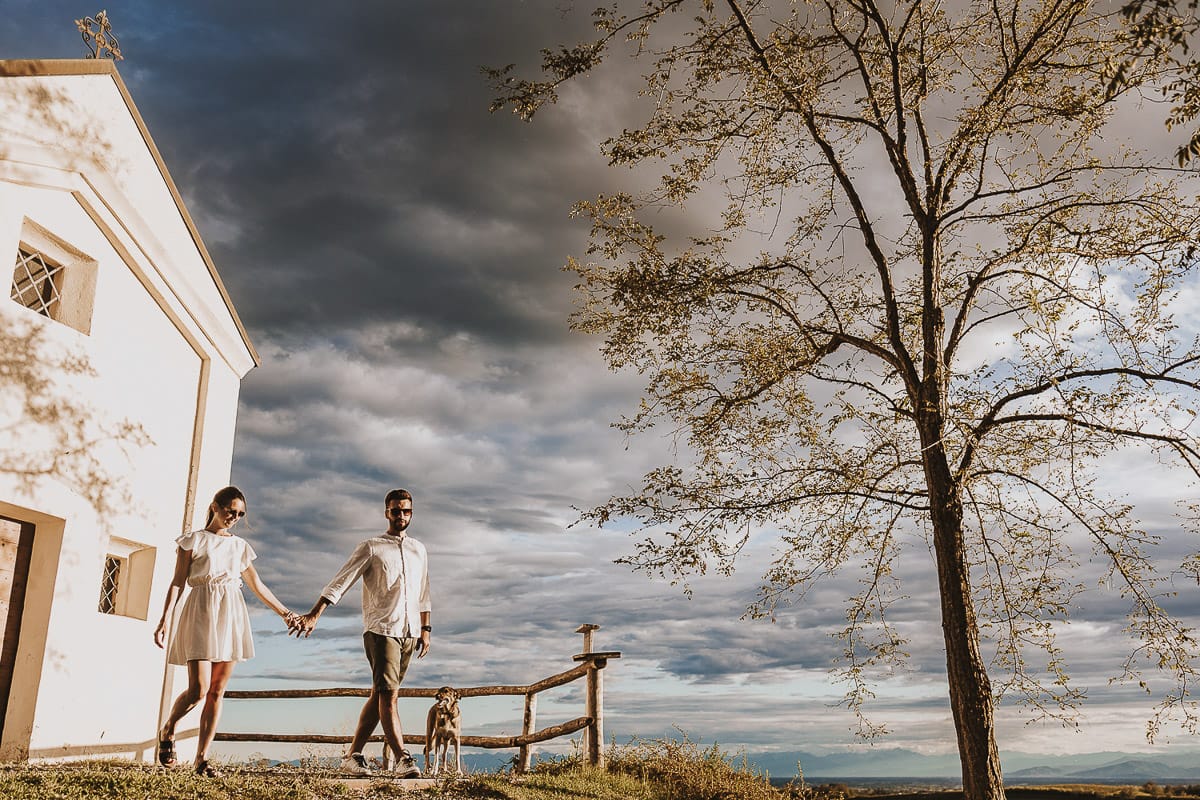 Prewedding spontaneo e poetico nel Monferrato a Mombello di Torino. Federica e Riccardo camminano tenendosi per mano.