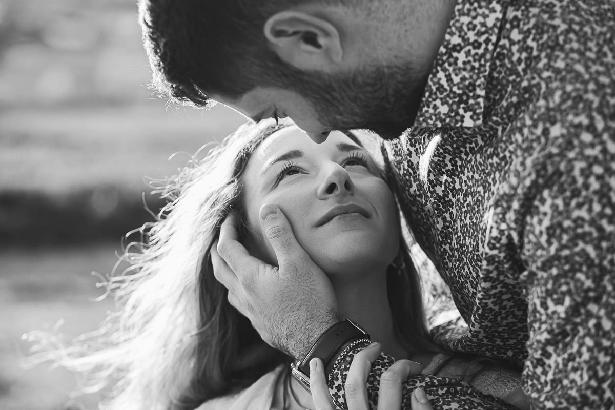 Un romantico ritratto di Anita e Davide, in procinto di convolare a nozze, in una splendida giornata primaverile. La coppia si trova di fronte a una chiesetta romanica a Mombello di Torino, nel cuore del Monferrato. Bianco e nero.