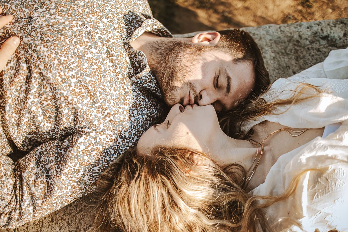 Mombello di Torino, Monferrato: Anita e Davide, raggianti di felicità, si scambiano un bacio davanti a una chiesetta romanica in un pittoresco pomeriggio primaverile. La foto cattura l'amore e l'emozione che precedono il loro matrimonio. Foto ripresa dall'alto
