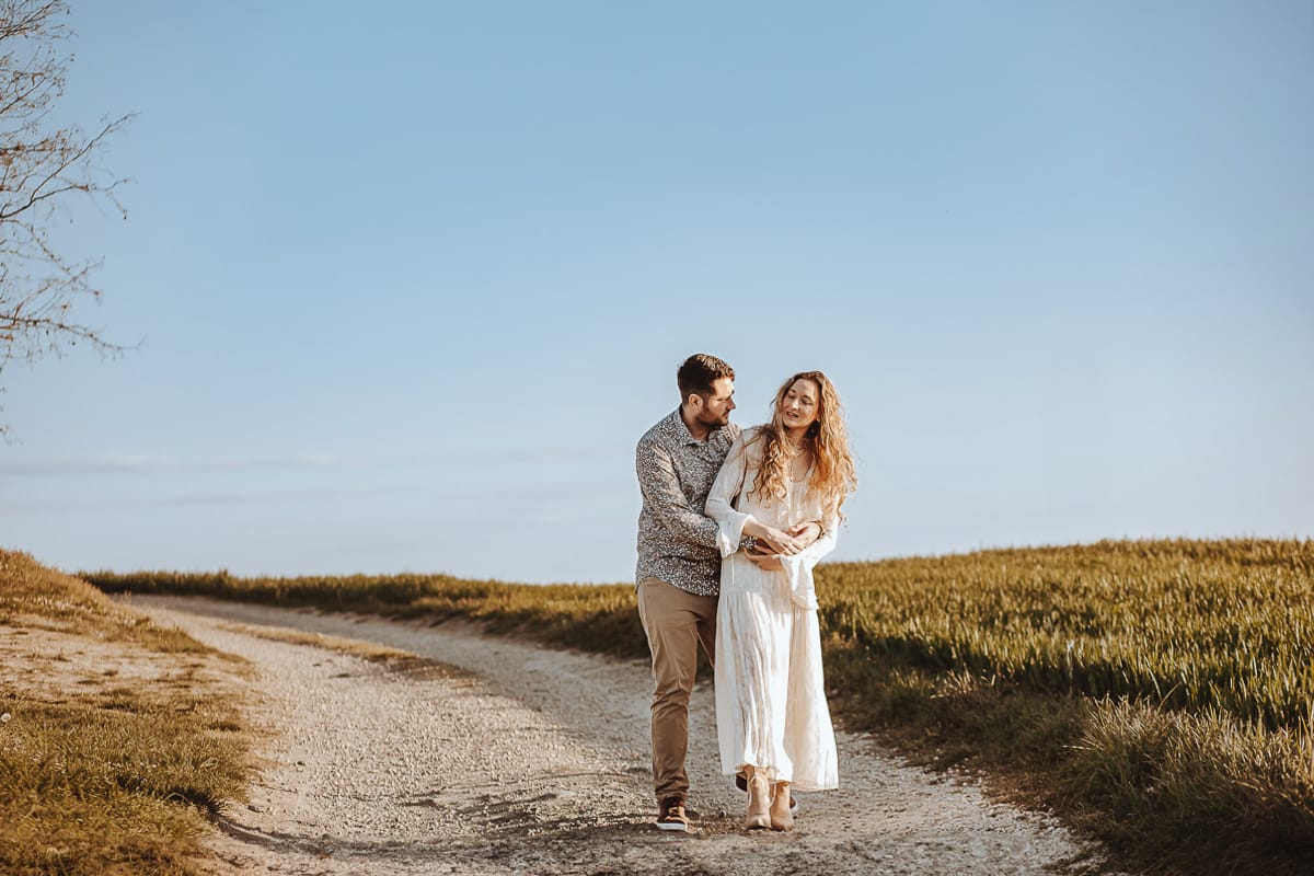 Anita e Davide, innamorati e felici, durante il loro servizio fotografico prematrimoniale a Mombello di Torino, nel Monferrato. passeggiano