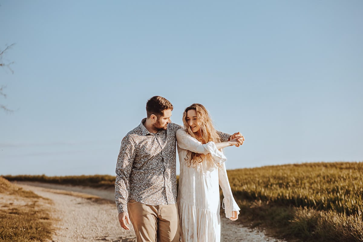Anita e Davide, innamorati e felici, durante il loro servizio fotografico prematrimoniale a Mombello di Torino, nel Monferrato.