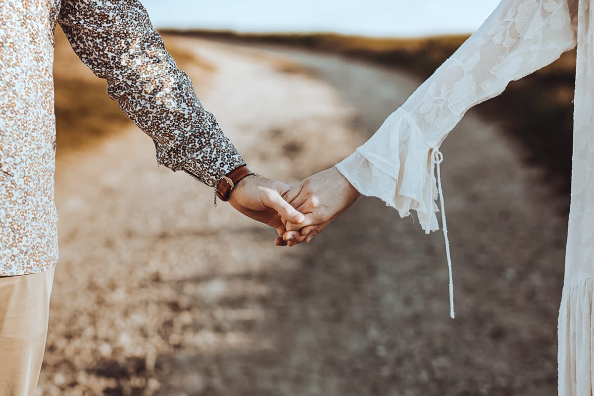 Anita e Davide, innamorati e felici, durante il loro servizio fotografico prematrimoniale a Mombello di Torino, nel Monferrato si danno la mano.