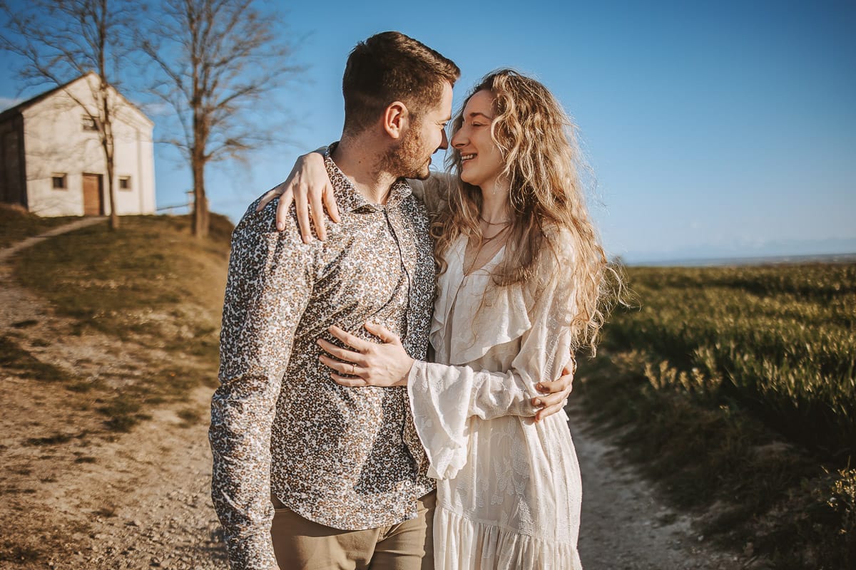 Un romantico ritratto di Anita e Davide, futuri sposi, in una soleggiata giornata di inizio primavera. La coppia passeggia davanti alla chiesetta romanica di San Lorenzo a Mombello di Torino, godendo della bellezza del panorama del Monferrato.