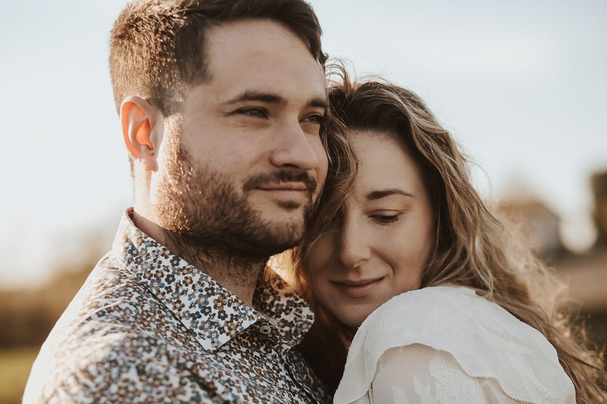 Un romantico ritratto di Anita e Davide, in procinto di convolare a nozze, in una splendida giornata primaverile. La coppia si trova di fronte a una chiesetta romanica a Mombello di Torino, nel cuore del Monferrato.