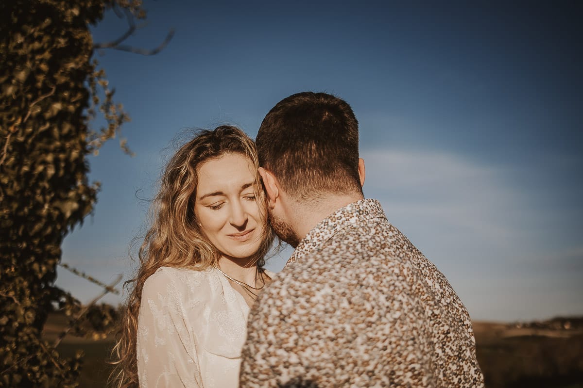 Un romantico ritratto di Anita e Davide, in procinto di convolare a nozze, in una splendida giornata primaverile. La coppia si trova di fronte a una chiesetta romanica a Mombello di Torino, nel cuore del Monferrato.