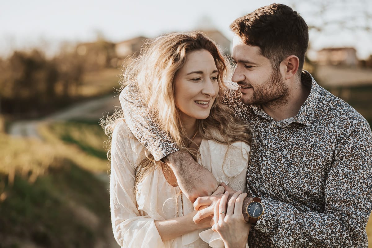 Un romantico ritratto di Anita e Davide, in procinto di convolare a nozze, in una splendida giornata primaverile. La coppia si trova di fronte a una chiesetta romanica a Mombello di Torino, nel cuore del Monferrato.
