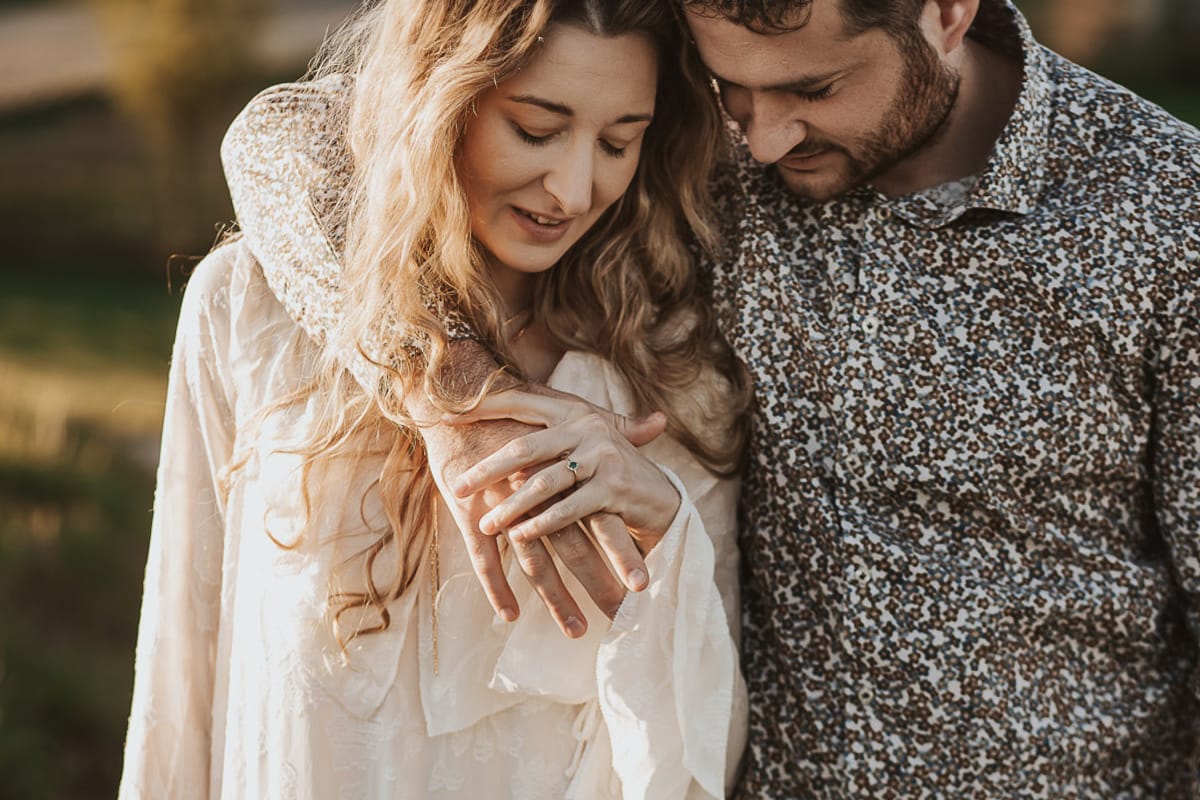 Un romantico ritratto di Anita e Davide, in procinto di convolare a nozze, in una splendida giornata primaverile. La coppia si trova di fronte a una chiesetta romanica a Mombello di Torino, nel cuore del Monferrato.