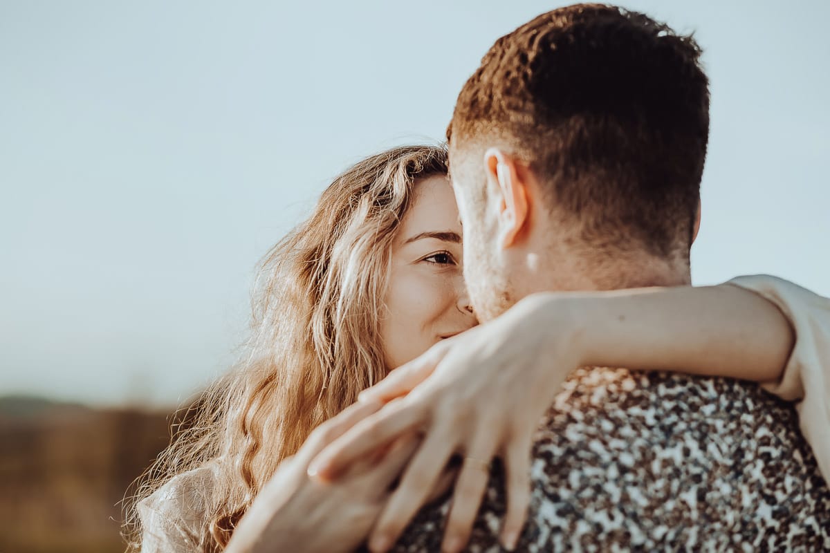 Un romantico ritratto di Anita e Davide, in procinto di convolare a nozze, in una splendida giornata primaverile. La coppia si trova di fronte a una chiesetta romanica a Mombello di Torino, nel cuore del Monferrato.