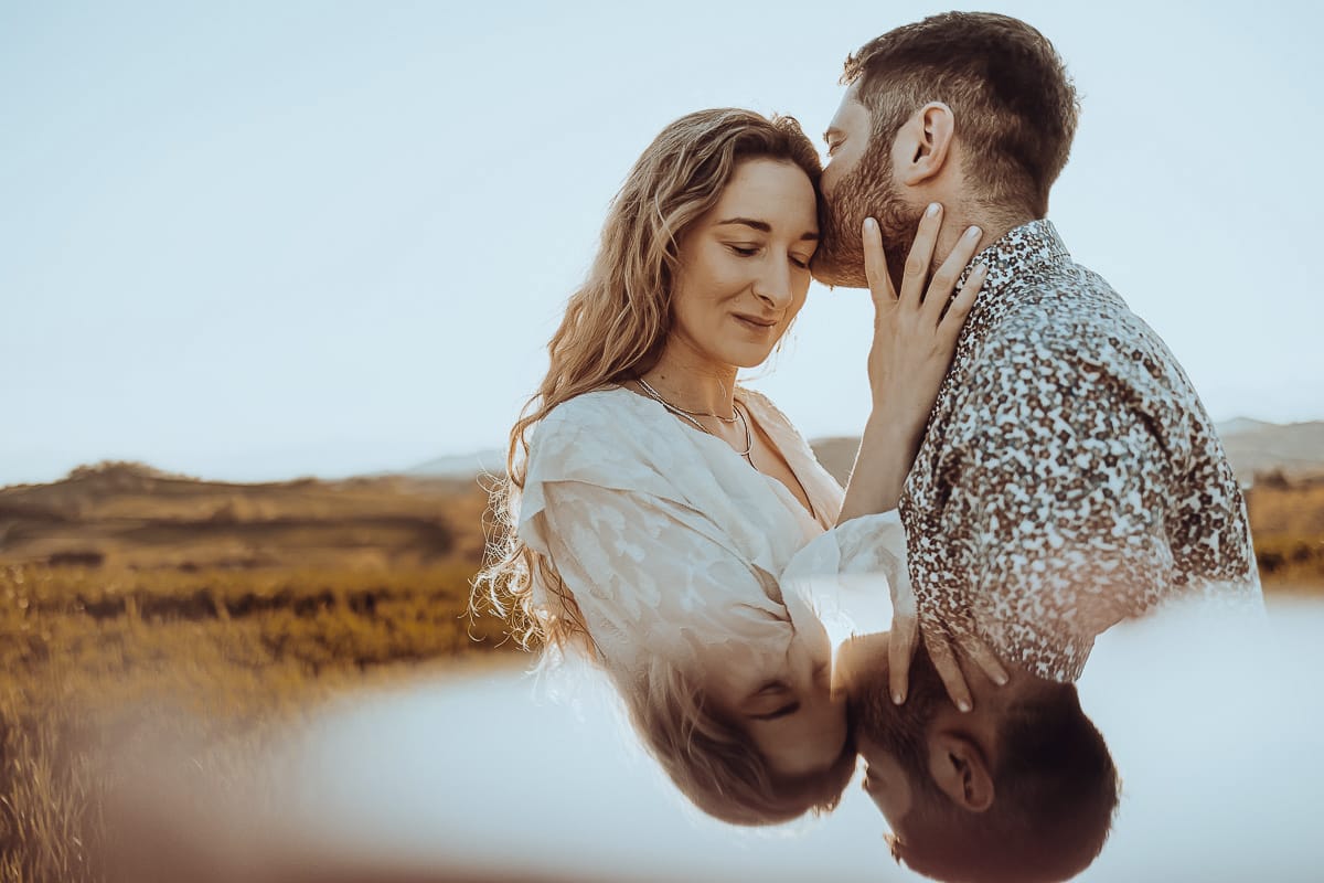 Un romantico ritratto di Anita e Davide, futuri sposi, in una soleggiata giornata di inizio primavera. La foto si riflette grazie all'uso di uno specchio.