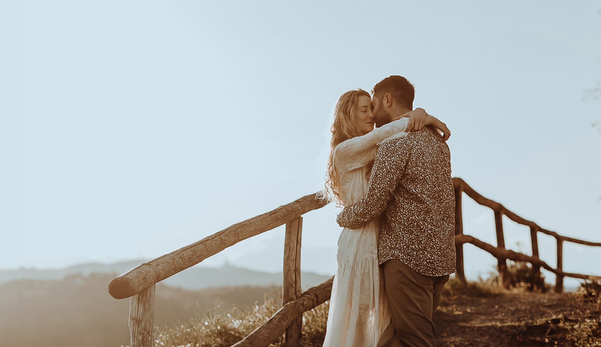 Un ritratto romantico di Anita e Davide, futuri sposi, in una soleggiata giornata primaverile. La coppia si trova di fronte a una chiesetta romanica a Mombello di Torino, nel cuore del Monferrato.