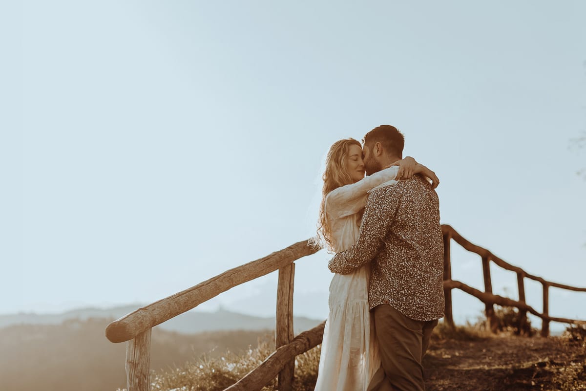 Un romantico ritratto di Anita e Davide, futuri sposi, in una soleggiata giornata di inizio primavera. la coppia si bacia