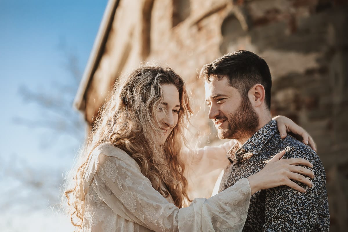 Un romantico ritratto di Anita e Davide, in procinto di convolare a nozze, in una splendida giornata primaverile. La coppia si trova di fronte a una chiesetta romanica a Mombello di Torino, nel cuore del Monferrato.