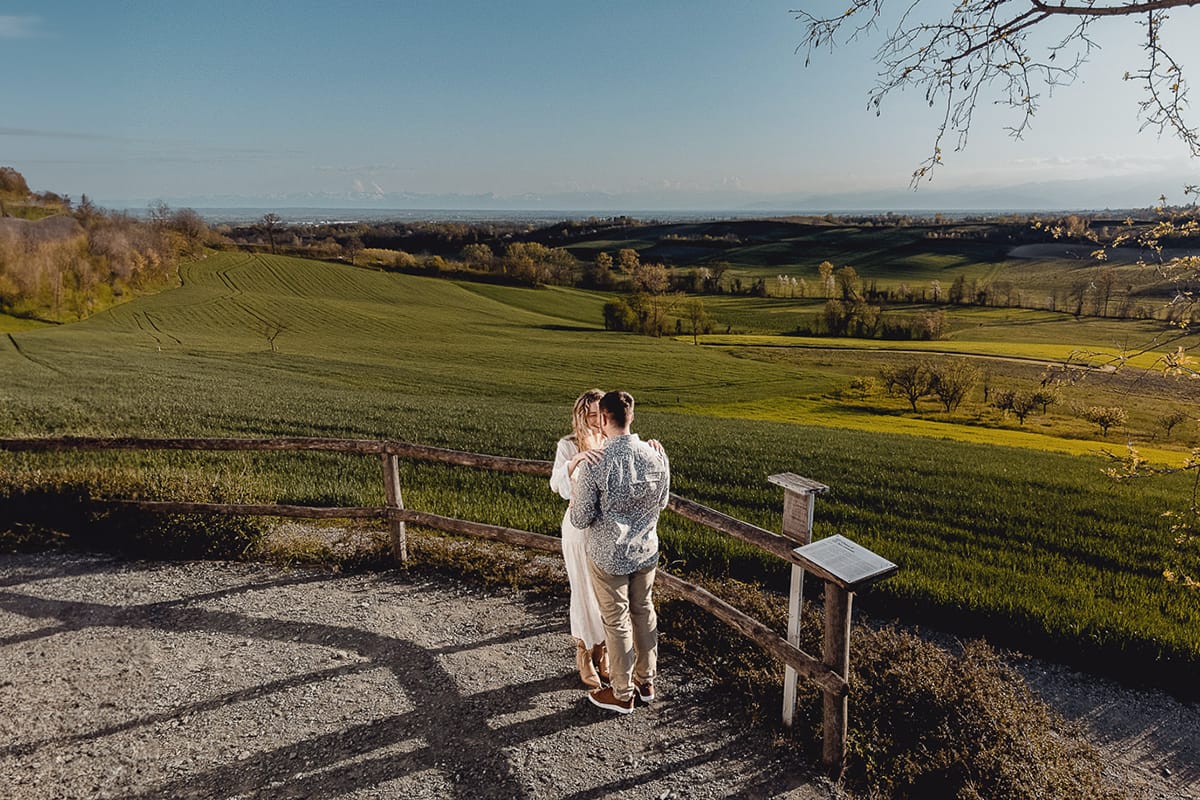 Un romantico ritratto di Anita e Davide, in procinto di convolare a nozze, in una splendida giornata primaverile. La coppia si trova di fronte a una chiesetta romanica a Mombello di Torino, nel cuore del Monferrato.