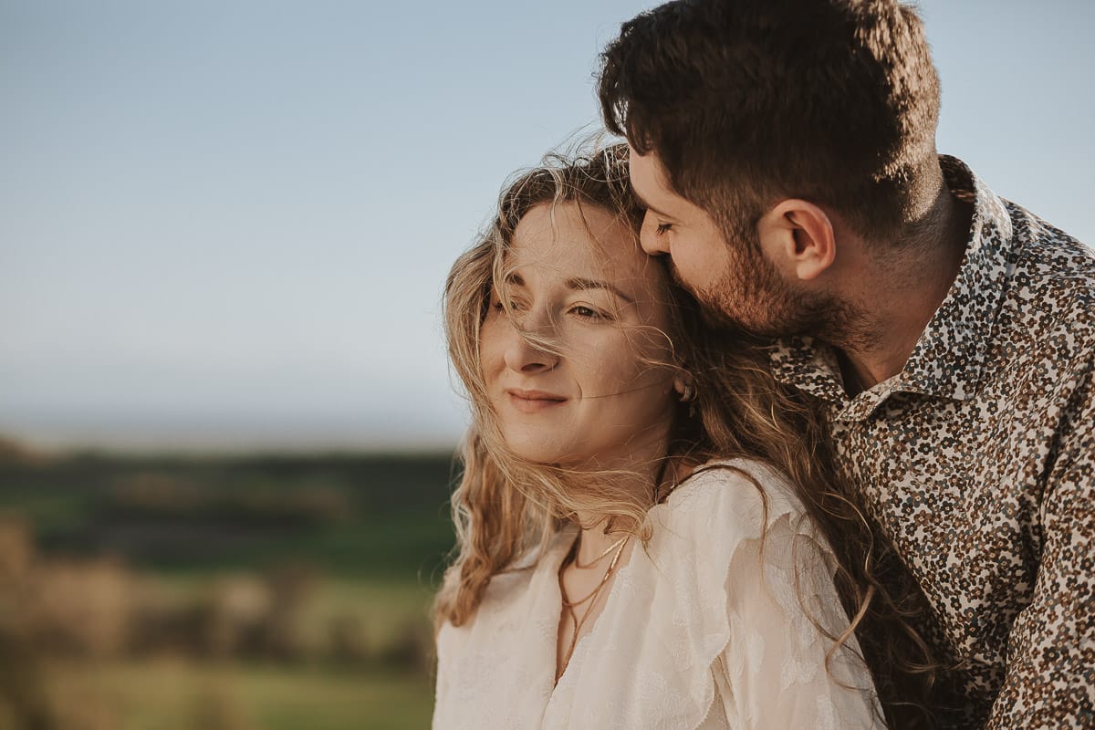 Un romantico ritratto di Anita e Davide, in procinto di convolare a nozze, in una splendida giornata primaverile. La coppia si trova di fronte a una chiesetta romanica a Mombello di Torino, nel cuore del Monferrato.