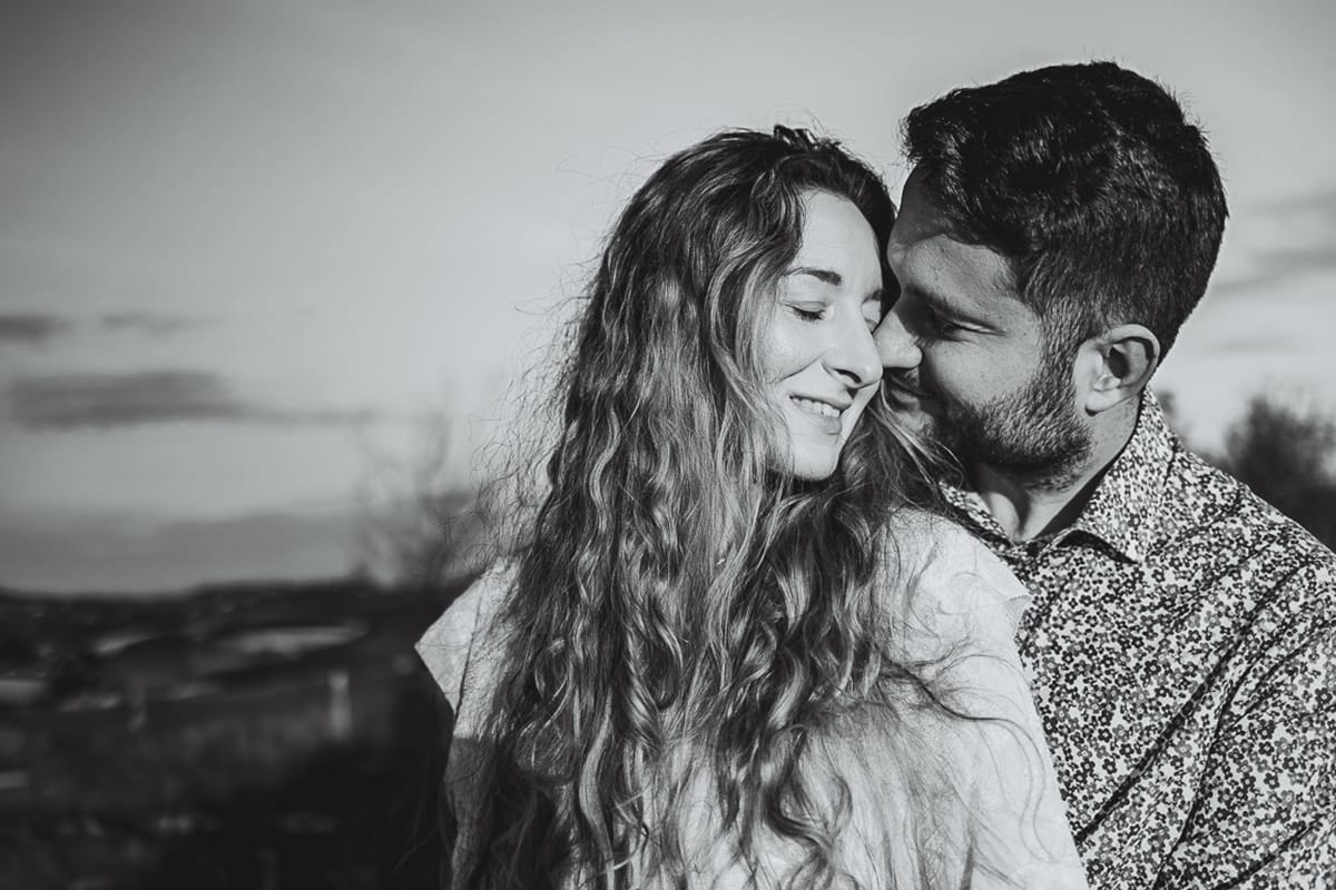 Un ritratto romantico di Anita e Davide, futuri sposi, in una soleggiata giornata primaverile. La coppia si trova di fronte a una chiesetta romanica a Mombello di Torino, nel cuore del Monferrato