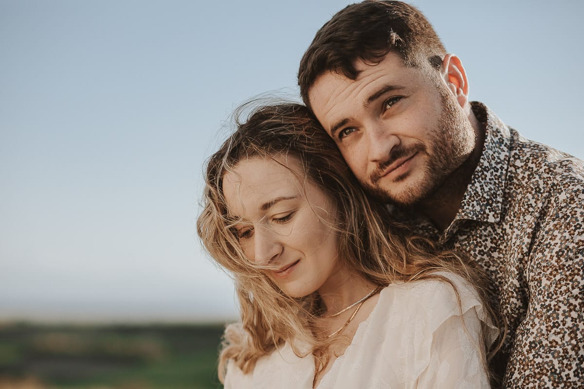 Un romantico ritratto di Anita e Davide, in procinto di convolare a nozze, in una splendida giornata primaverile. La coppia si trova di fronte a una chiesetta romanica a Mombello di Torino, nel cuore del Monferrato.