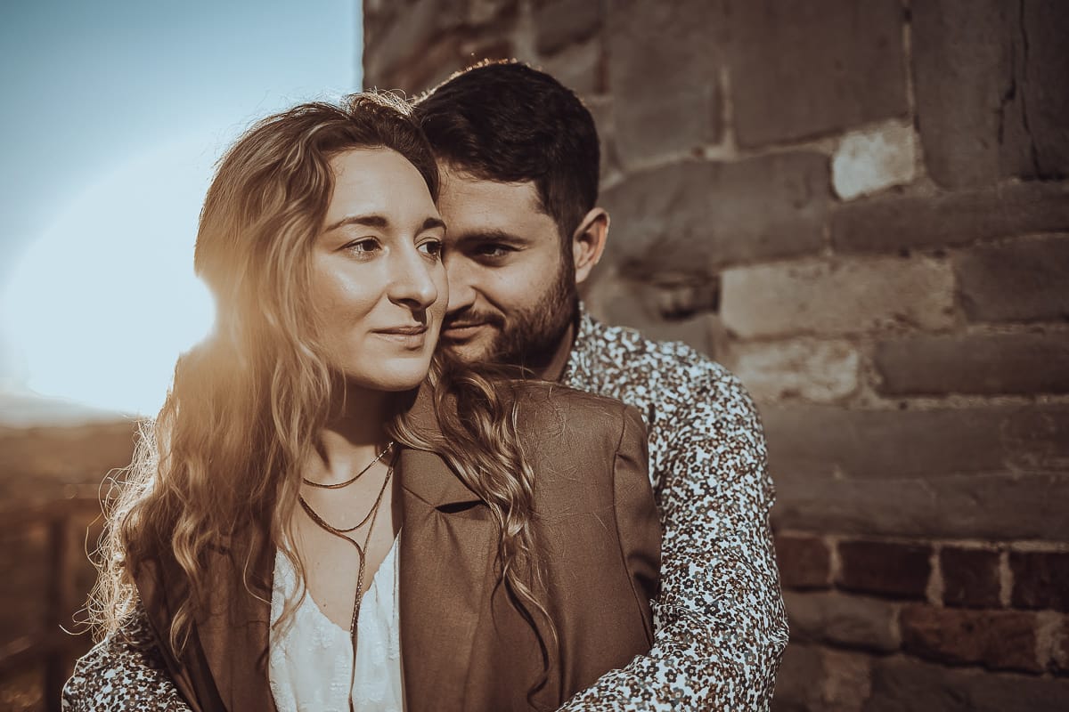 Un ritratto romantico di Anita e Davide, futuri sposi, in una soleggiata giornata primaverile. La coppia si trova di fronte a una chiesetta romanica a Mombello di Torino, nel cuore del Monferrato