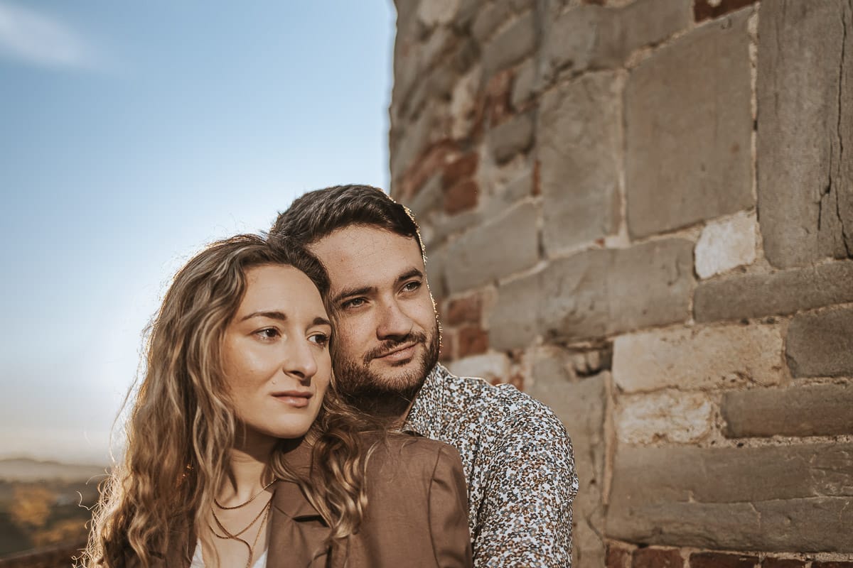 Un ritratto romantico di Anita e Davide, futuri sposi, in una soleggiata giornata primaverile. La coppia si trova di fronte a una chiesetta romanica a Mombello di Torino, nel cuore del Monferrato