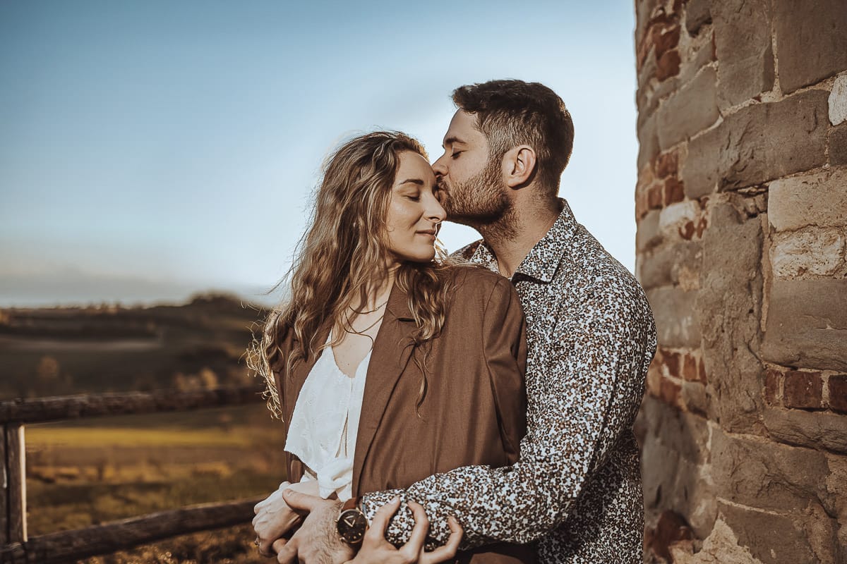 Un ritratto romantico di Anita e Davide, futuri sposi, in una soleggiata giornata primaverile. La coppia si trova di fronte a una chiesetta romanica a Mombello di Torino, nel cuore del Monferrato