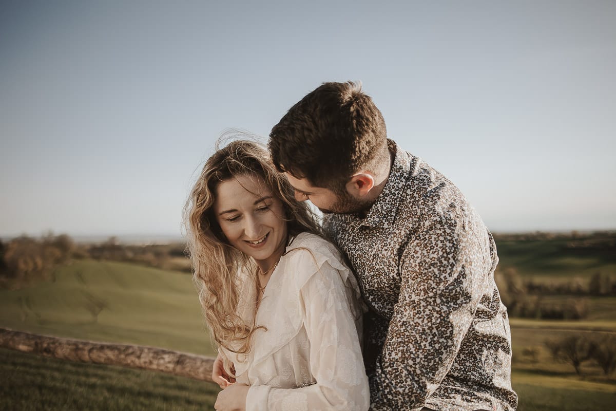 Un romantico ritratto di Anita e Davide, in procinto di convolare a nozze, in una splendida giornata primaverile. La coppia si trova di fronte a una chiesetta romanica a Mombello di Torino, nel cuore del Monferrato.