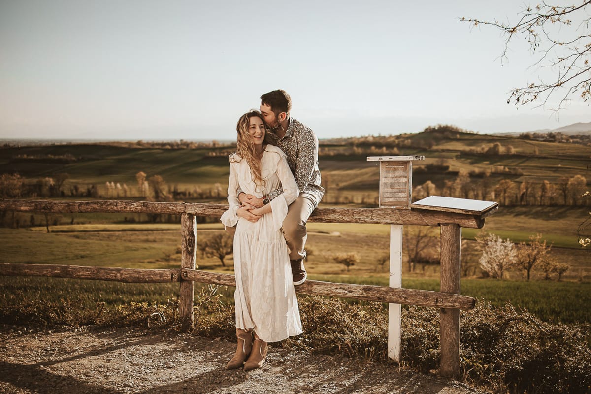 Un romantico ritratto di Anita e Davide, in procinto di convolare a nozze, in una splendida giornata primaverile. La coppia si trova di fronte a una chiesetta romanica a Mombello di Torino, nel cuore del Monferrato.