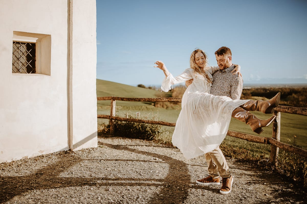 Un romantico ritratto di Anita e Davide, in procinto di convolare a nozze, in una splendida giornata primaverile. La coppia si trova di fronte a una chiesetta romanica a Mombello di Torino, nel cuore del Monferrato.