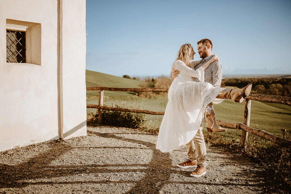 Un romantico ritratto di Anita e Davide, in procinto di convolare a nozze, in una splendida giornata primaverile. La coppia si trova di fronte a una chiesetta romanica a Mombello di Torino, nel cuore del Monferrato.