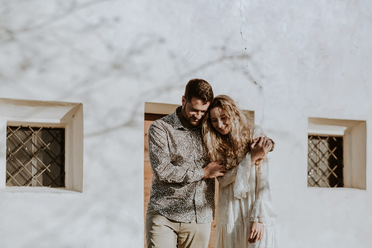 Un romantico ritratto di Anita e Davide, in procinto di convolare a nozze, in una splendida giornata primaverile. La coppia si trova di fronte a una chiesetta romanica a Mombello di Torino, nel cuore del Monferrato.