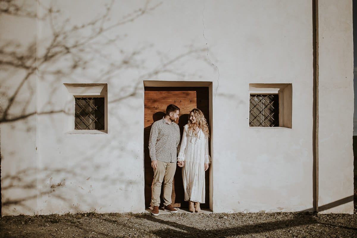Un romantico ritratto di Anita e Davide, in procinto di convolare a nozze, in una splendida giornata primaverile. La coppia si trova di fronte a una chiesetta romanica a Mombello di Torino, nel cuore del Monferrato.