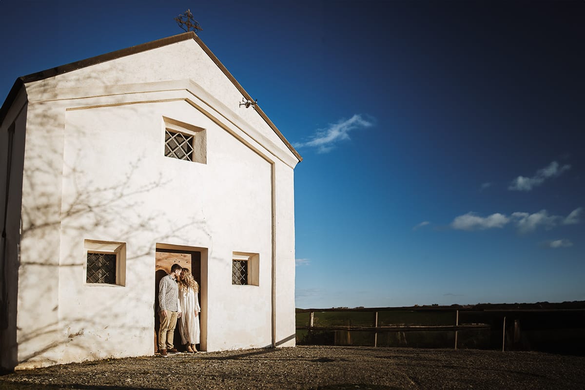 Un romantico ritratto di Anita e Davide, in procinto di convolare a nozze, in una splendida giornata primaverile. La coppia si trova di fronte a una chiesetta romanica a Mombello di Torino, nel cuore del Monferrato.
