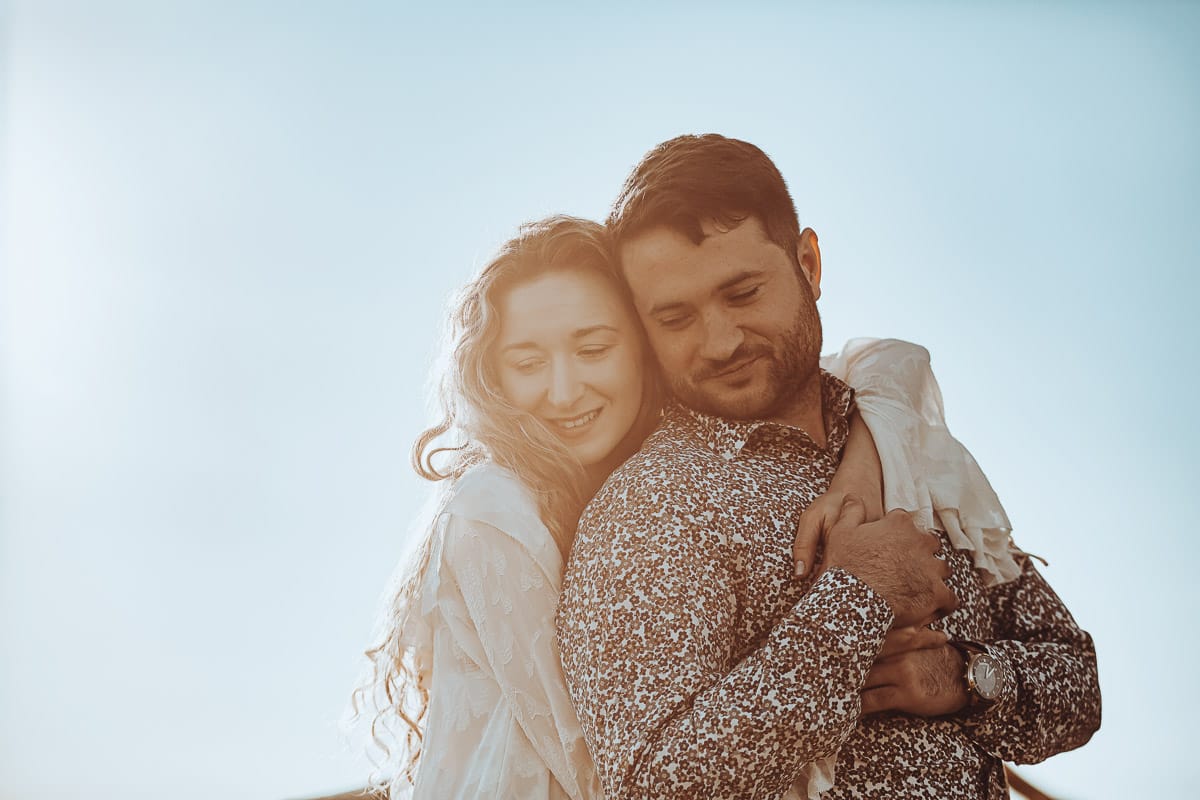 Un romantico ritratto di Anita e Davide, in procinto di convolare a nozze, in una splendida giornata primaverile. La coppia si trova di fronte a una chiesetta romanica a Mombello di Torino, nel cuore del Monferrato.