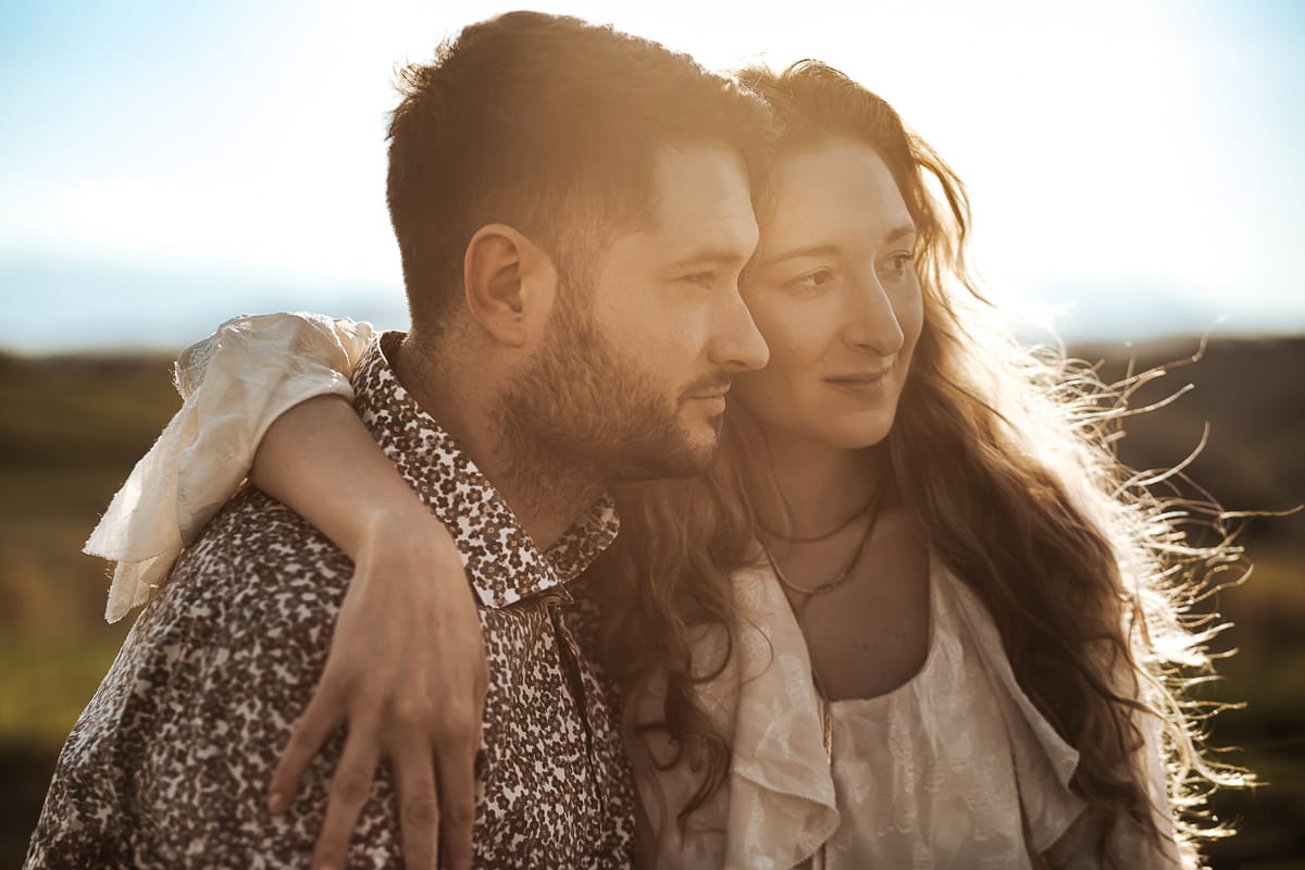 Un romantico ritratto di Anita e Davide, in procinto di convolare a nozze, in una splendida giornata primaverile. La coppia si trova di fronte a una chiesetta romanica a Mombello di Torino, nel cuore del Monferrato.