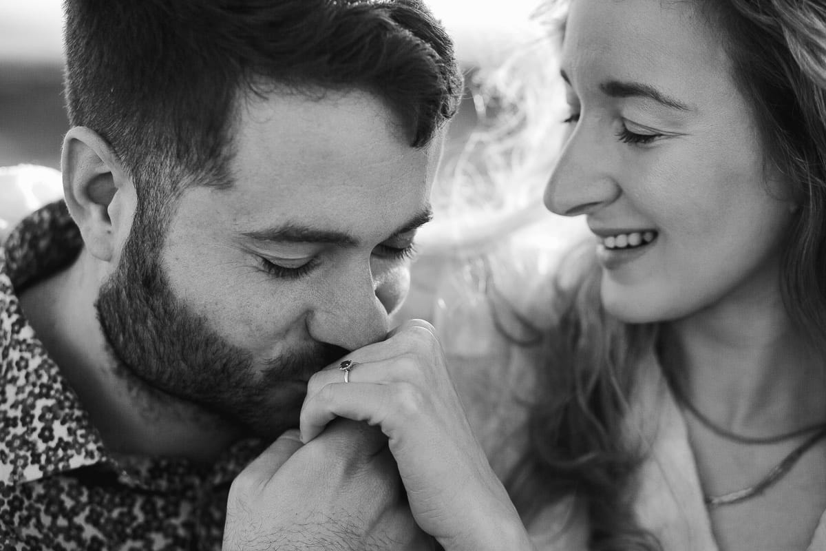 Un romantico ritratto di Anita e Davide, in procinto di convolare a nozze, in una splendida giornata primaverile. La coppia si trova di fronte a una chiesetta romanica a Mombello di Torino, nel cuore del Monferrato.Davide bacia la mano di Anita