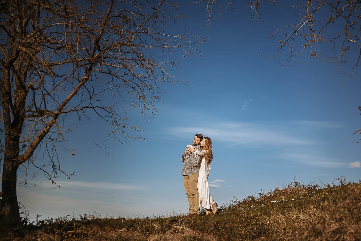 Un romantico ritratto di Anita e Davide, in procinto di convolare a nozze, in una splendida giornata primaverile. La coppia si trova di fronte a una chiesetta romanica a Mombello di Torino, nel cuore del Monferrato.