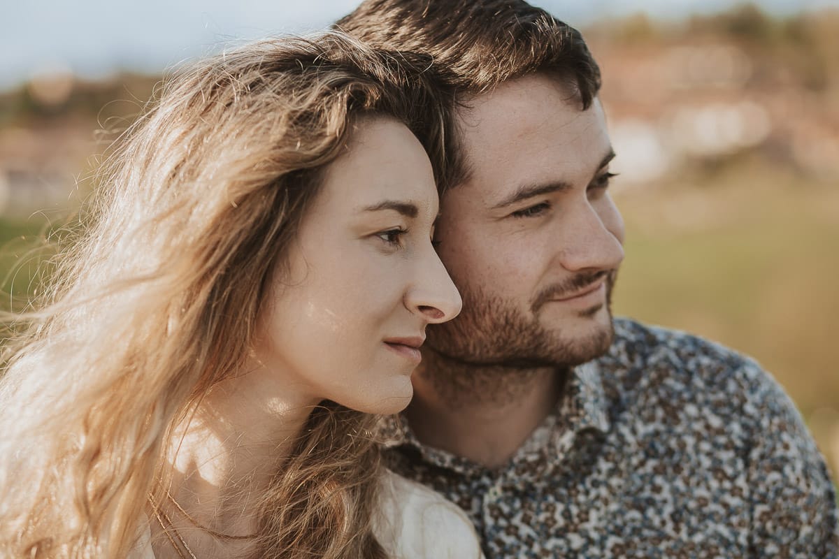 Un romantico ritratto di Anita e Davide, in procinto di convolare a nozze, in una splendida giornata primaverile. La coppia si trova di fronte a una chiesetta romanica a Mombello di Torino, nel cuore del Monferrato.