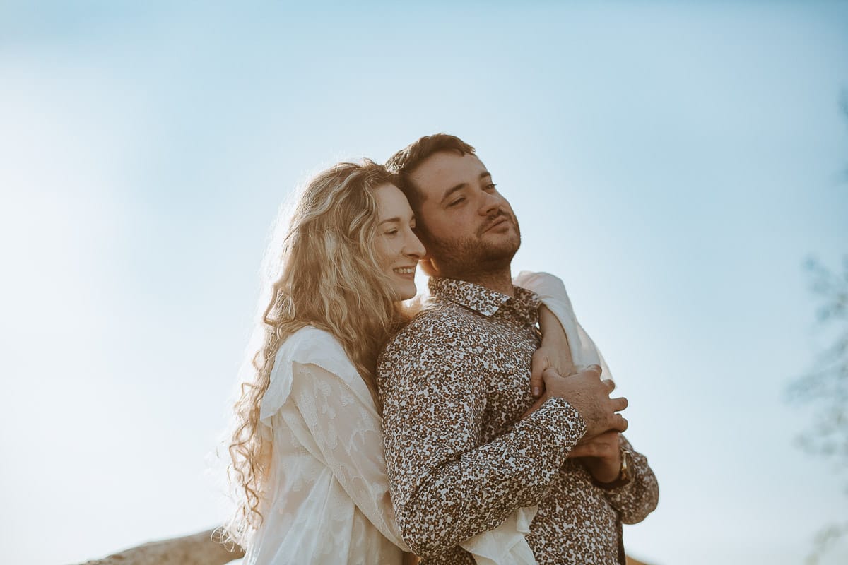 Un romantico ritratto di Anita e Davide, in procinto di convolare a nozze, in una splendida giornata primaverile. La coppia si trova di fronte a una chiesetta romanica a Mombello di Torino, nel cuore del Monferrato.