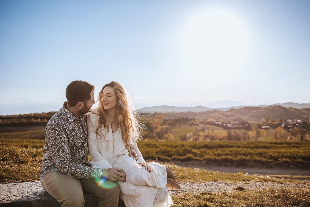 Un romantico ritratto di Anita e Davide, in procinto di convolare a nozze, in una splendida giornata primaverile. La coppia si trova di fronte a una chiesetta romanica a Mombello di Torino, nel cuore del Monferrato.