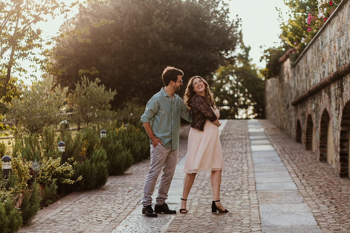 Fotografo matrimonio Rivalba. Villa Ala. Prewedding di Giorgia e Marco. Golden Hour. Marco fa fare una piroetta a Giorgia.